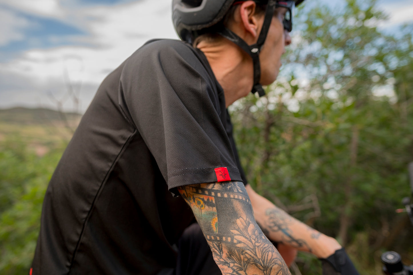 APEX Mountain Bike Jersey Sleeve Detail